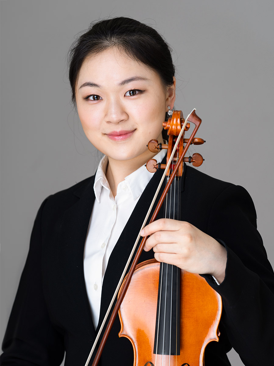 shen-yun-performing-arts-freda-wang-concertmaster-with-shen-yun