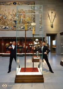 Ondertussen stopte Shen Yun North America Company tijdens hun tour bij het Cleveland Museum of Art. Dansers Daren Chou (links) en Louis Liu. (Foto door danser Tony Xue)
