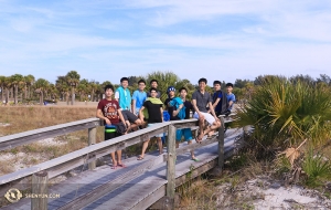 I Florida njöt dansarna i Shen Yun International Company av en stund på stranden.
