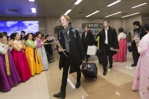 Shen Yuns ljudtekniker Jacob Wallenberg (vänster) följd av trombonisten Alistair Crawford och basisten Juraj Kukan vid ankomsten till Sydkorea.
