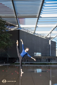 Główna tancerka Cheney Wu raduje się nagłym nadejściem lata w Dallas, gdzie Shen Yun World Company wystąpiło w poprzednim tygodniu. (fot. tancerka Stephanie Guo)
