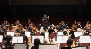 타이완 마지막 공연을 앞두고 오케스트라와 맞춰보고 있는 지휘자 밀렌 나체프.
