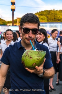 빨대를 꽂아 마시는 신선한 코코넛. 열대의 섬 타이완에서 꼭 먹어봐야 한다. 해변 휴게소에 잠시 들른 부악장 아르센 케티키안.
