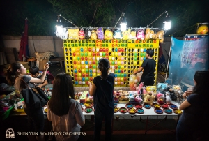 켄팅 야시장에서 상품이 걸린 놀이에 열중하고 있는 음악가들.
