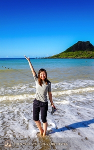 아름다운 타이완 남부 해변에서 즐거운 한 때를 보내고 있는 타악기 연주자 티파니 위.
