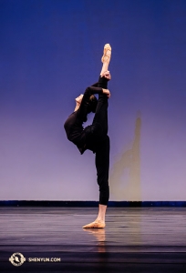 Vinnaren Michelle Lian utför ett helt perfekt grepp med benet uppåt och bakåt.
