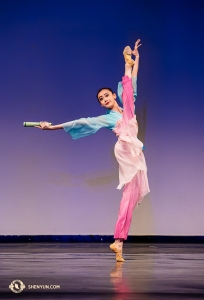 女子ジュニア部門で金賞の共同受賞者、キャロル・ホワンによる『春曉』。唐の時代の漢詩からインスピレーションを受けた舞踊。
