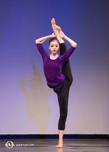 Deelneemster Jane Chen voert in perfecte balans een vastgehouden zijwaarts gestrekt been uit.
