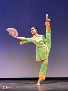 Anna Huang nella danza del ventaglio <em>La brezza autunnale</em>.

