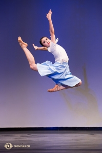 Bella Fan taniec dowolny <em>Wiara</em>, obrazujący praktykującą Falun Dafa.
