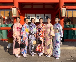 Stejné myšlenky! Dvě skupiny tanečnic nosících kimono na sebe narazily a shromáždily se na krásný skupinový záběr. (Fotila Lily Wang)
