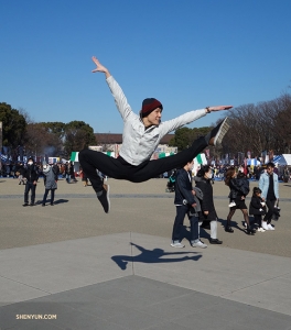 일본 태생인 루비 장이 동료 무용수들에게 점프로 도쿄 우에노공원을 안내하고 있다.
