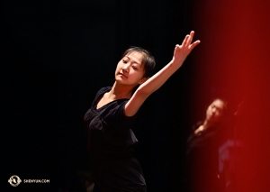 Eine weitere Tänzerin der Shen Yun International Company, Olivia Chang, wärmt sich vor einem von zwei Auftritten in Liverpool auf.
