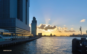 De zon gaat onder in Rotterdam. (Foto door Jia-en Lim)

