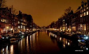 International Company komt in Nederland aan! We maken een avondwandeling door Amsterdam op weg naar een concert in het Koninklijk Concertgebouw. (Foto door Steve Song)g)
