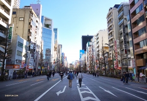 在地球的另一邊，神韻世界藝術團的團員們正在探索東京大都市區的八王子市。（攝影：舞蹈演員莊士磊）
