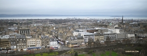Vom Castle Rock, hoch oben auf der Festung, ein Blick auf Edinburgh. (Foto: Annie Li)
