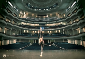 北卡羅來納州夏洛特市，舞蹈演員Hanna在貝爾克劇院演出前熱身。（攝影：舞蹈演員吳凱迪）
