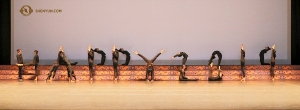 <p>Buon capodanno cinese! I ballerini della Shen Yun Touring Company salutano l’Anno del Maiale a Richmond nel Kentucky (foto del ballerino Sam Pu). </p><p>I nostri artisti festeggiano il capodanno cinese in diverse parti del mondo. </p><p>La Shen Yun Global Company è pronta a rendere giustizia a quello che offre il Captain George Swafood Buffet di Norfolk in Virginia. </p><p>In Arizona, la Shen Yun New York Company resiste a malapena mentre aspetta di iniziare a cucinare il suo barbecue coreano. E così è finita la mangiata! È così bella che è quasi un peccato mangiarla. Quasi… </p><p>Nel frattempo, a Charlotte nel North Carolina, la ballerina Hannah Rao si scalda al Belk Theatre del Blumnethal Performing Arts Center (foto del primo ballerino Kaidi Wu) </p><p>La Shen Yun Global Company è entusiasta di arrivare a Kansas City nel Missouri! La ballerina Xun Ba (s) e la prima ballerina Shindy Cai non si fanno scappare l’occasione di iniziare a esercitarsi prima dello spettacolo di apertura (foto della ballerina Megan Li). </p><p>La ballerina Sunni Zhou fa qualche passo sul palco del Kauffman Center for the Performing Arts di Kansas City nel Missouri (foto di Megan Li). </p><p>La prima ballerina Shindi Cai approfitta dello spazio della lobby al Kaufmann Center. </p><p>Non c’è più spazio nella lobby? Non c’è problema. Il ballerino Steven Chien usa le scale (foto del primo ballerino Kenji Kobayashi). </p><p>Il ballerino Zhiheng Li sbircia verso il basso mentre si riscalda (foto di Kenji Kobayashi). </p><p>La Shen Yun Global Company va ora a Providence nel Rhode Island. La ballerina Victoria Li tiene la posizione nella lobby di un teatro che ha aperto i battenti come cinema nel 1928 al Providence Performing Arts Center. </p><p>Dall’altra parte del mondo, la Shen Yun World Company va alla scoperta di Hachioji, città nell’area metropolitana di Tokio (foto di Jeff Chuang). </p><p>I componenti della World Company guardano la Torre del Cielo di Tokio, la più alta torre al mondo. Difficile perdersela. (foto del ballerino Rui Suzuki). </p><p>Il giapponese Rubi Zhang coglie l’occasione di far vedere ai suoi colleghi artisti il Parco Ueno di Tokio. </p><p>La Shen Yun World Company autografa il poster giapponese di quest’anno come souvenir. </p><p>Via per la nostra prossima destinazione: l’Australia! (foto della prima ballerina Lily Wang) </p><p>Nel Regno Unito, la Shen Yun International Company visita la cattedrale di Canterbury (foto del ballerino Andrew Fung). </p><p>La cattedrale è parte di un sito dichiarato Patrimonio dell’Umanità (foto della percussionista Tiffany Yu). </p><p>Una delle tante candele all’interno della cattedrale di Canterbury (foto di Steve Song). </p><p>La Shen Yun International Company sfida la neve nel viaggio verso la Scozia (foto di Tiffany Yu). </p><p>La giornata è fredda e umida ma siamo determinati a vedere Edimburgo, la capitale della Scozia (foto del ballerino Andrew Fung). </p><p>Una visita a Edimburgo non sarebbe completa senza aver visto la storica fortezza che domina la città: il Castello di Edimburgo (foto di Andrew Fung). </p><p>Abbiamo raggiunto la cima! Questa è la vista dal Castello di Edimburgo (foto della proiezionista Annie Li). </p><p>Dalla fortezza su fino alla Rocca del Castello, una vista dall’alto di Edimburgo (foto di Annie Li). </p><p>La percussionista Tiffany Yu posa per una foto con un cordiale cittadino di Edimburgo che sfoggia il suo kilt. </p><p>Torniamo a lavoro. La Shen Yun International Company ha due spettacoli al grandioso teatro Empire di Liverpool (foto di Annie Li). </p><p>Le ballerine provano alcune figure prima di acquisire confidenza col palco (foto di Tiffany Yu). </p><p>Originaria di Taiwan, la prima ballerina Elsie Shi è in Shen Yun dal 2013. </p><p>Un’altra ballerina della Shen Yun International Company, Olivia Chang, si riscalda prima di uno dei due spettacoli di Liverpool. </p><p>L’International Company arriva ora in Olanda! Ci facciamo una passeggiata serale per Amsterdam mentre andiamo al concerto dell’Orchestra Reale Concertgebouw (foto di Steve Song). </p><p>L’Erasmusburg, noto anche come “Il Cigno”, uno dei principali ponti di Rotterdam (foto di Steve Song). </p><p>Appena costruito, questo ponte