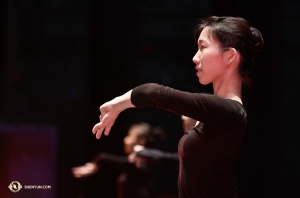 領舞演員施逸謙出生於台灣，自2013年起加入神韻。
