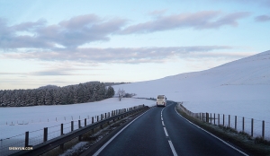 Shen Yun International Company trotseert de sneeuw om naar Schotland te reizen! (Foto door Tiffany Yu)
