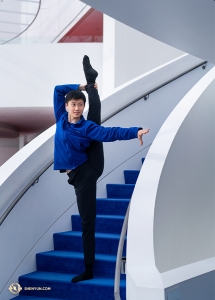 Brakuje miejsca w lobby? Nie ma problemu. Tancerz Steven Chien ćwiczy na schodach. (Główny tancerz Kenji Kobayashi)
