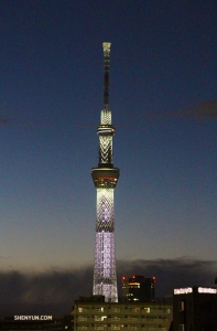 Członkowie zespołu World Company przyglądają się Tokyo Skytree, najwyższej wieży na świecie. Trudno ją przeoczyć. (tancerz Rui Suzuki)
