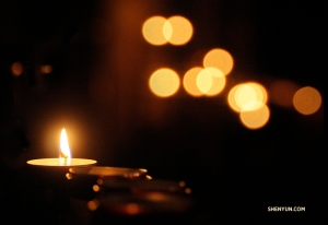 Eén van de vele kaarsen die in de kathedraal van Canterbury branden. (Foto door Steve Song)
