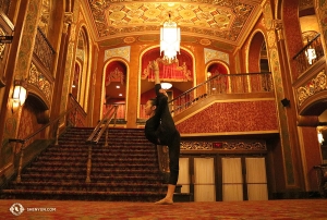 Shen Yun Global Company reist vervolgens naar Providence, RI. Danseres Victoria Li poseert in de lobby van een theater dat in 1928 zijn deuren opende als filmpaleis - het Providence Performing Arts Center.
