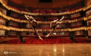 神韻環球藝術團抵達密蘇里州堪薩斯城！舞蹈演員Ba Xun（左）和領舞演員Shindy Cai在第一場演出前熱身。（攝影：舞蹈演員Megan Li）
