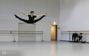 Dancer Peter Kruger practices a traveling straddle leap (xing-jin-shuang-fei-yan) before one of four performances in Geneva. (Photo by Nick Zhao)
