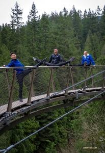 Nemēģiniet to atdarināt mājās! No kreisās puses dejotāji Sems Pu un Sjinhao Ča, kā arī skaņu inženieris Nemanja Rebičs radoši iekļaujas atrakcijā, kas nav paredzēta mazdūšīgajiem – Klinšu pastaiga.
