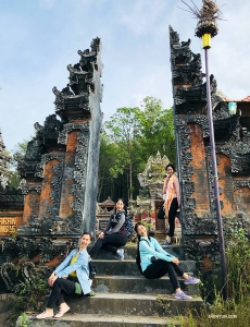 <p>Searah jarum jam dari atas, penari Diana Teng, Xindi Cai, Sophie Xie, dan MC Ashley Wei bersenang-senang dengan berlibur ke Bali, Indonesia.</p><p>Xindi Cai (kanan) sangat senang berada di Bali.</p><p>Diana Teng menikmati ketegangan dari ayunan hutan di Bali.</p><p>Ashley Wei (kiri) dan Diana Teng menemukan tempat yang tenang untuk memulihkan diri dari picuan aliran adrenalin.</p><p>Bali memiliki beragam produk kelapa yang menakjubkan—es sundae ini dikatakan sebagai es krim kelapa terbaik di sekitar tempat itu. (Foto oleh Ashley Wei)</p><p>Para kawan ini sedang dalam perjalanan untuk melihat matahari terbenam di Pura Uluwatu.</p><p>Selanjutnya, seperti banyak seniman Shen Yun lain, mereka pergi ke Jepang untuk merasakan kebudayaan tradisionalnya yang indah—Diana Teng (kiri) dan Ashley Wei sedang mengunjungi Kuil Yasaka dengan mengenakan kimono.</p><p>MC Nancy Zhang dalam perjalanannya ke Hutan Bambu Arashiyama di Kyoto, Jepang.</p><p>Kuil Byōdō-in di Uji, Jepang. (Foto oleh Nancy Zhang)</p><p>Penari bersaudara William (kiri) dan Victor Li di depan Kuil Sensō-ji di Asakusa, Jepang.</p><p>Sebuah pemandangan indah sebagai hadiah setelah mendaki Gunung Komagatake. (Foto oleh William Li)</p><p>Pemberhentian berikutnya: Fuji-san. (Foto oleh William Li)</p><p>Dari stasiun Fujinomiya 5th, dua bersaudara ini sudah siap untuk naik ke atas Gunung Fuji.</p><p>Penari utama Melody Qin tiba di Disneyland Tokyo.</p><p>Melody Qin bertemu teman baru di Pooh Corner.</p><p>Setelah Disneyland, Melody Qin mencoba panjat tebing. 
