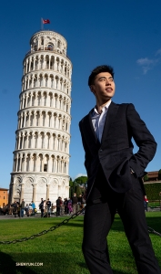 Điểm đến đầu tiên: Florence, Italy. Nghệ sĩ múa Sam Pu tới thăm Tháp nghiêng Pisa trước thềm 5 show diễn cháy vé tại Nhà hát Teatro del Maggio Musicale Fiorentino. (Ảnh: Andrew Fung)