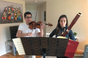 Violist Gustavo Briceno en zijn vrouw, fagottiste Gabriela Gonzalez-Briceno, spelen G.F Händelsonate in G-groot, HWV 358. Let op het schattige schilderij (van J Roy Baz) achter hem.