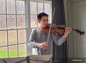 Pemain biola, James Hwang, sedang berlatih sebuah lagu biola karya Brahms.