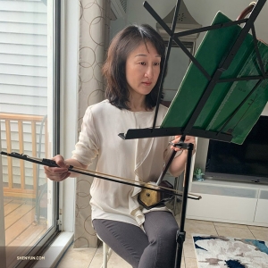 Xiaochun Qi memainkan lagu erhu klasik, Ditty of Henan.