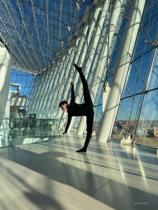 Атриум со стеклянными стенами Центра исполнительских искусств Кауфмана в Канзас-Сити представляет собой идеальное место для репетиций танцора Пиньчунь Чаня.