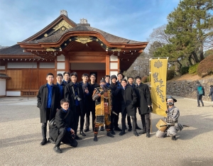 В выходной день артисты Shen Yun World Company посещают замок Нагоя в Нагое (Япония).