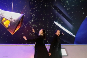 Коллеги-музыканты Стелла и Габриэла радуются сверкающим экранам.
