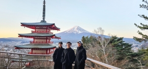 Avec ses 3 776 mètres, le mont Fuji n'est pas seulement la plus haute montagne du Japon, c'est aussi un symbole sacré profondément ancré dans l'identité culturelle du pays. La pagode Chureito est réputée pour offrir l'une des meilleures vues sur ce sommet emblématique.