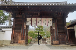 La danseuse Jessica Si profite d’un moment de sérénité devant la porte nord du temple Kiyomizu-dera. Le nom 