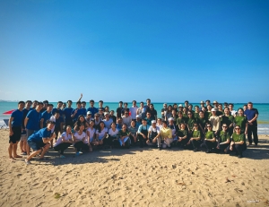 Tout sourire sous le soleil portoricain, la Shen Yun Touring Company savoure une journée de sable et de baignade. L'avantage d'être sur une île tropicale ? Profiter de la plage même en janvier !