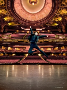 Mientras, sobre el escenario, el bailarín Sam Pu lleva el espíritu festivo a nuevas alturas con su espectacular salto.