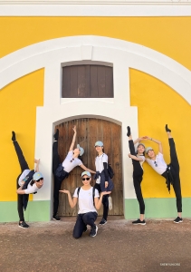 Tại quận Old San Juan sôi động, nổi tiếng với những tòa nhà đầy màu sắc và những con phố sôi động, các vũ công rạng rỡ niềm vui, thêm màu sắc riêng của họ vào khung cảnh quyến rũ.