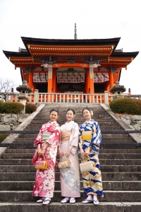 Các vũ công của chúng tôi cũng mặc bộ kimono truyền thống, tạo dáng duyên dáng trước Cổng phía Tây của Chùa Kiyomizu-dera.
