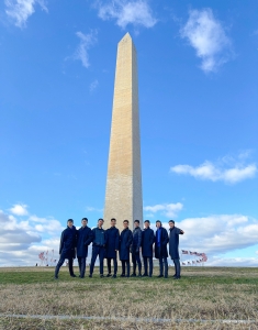 Por supuesto, ninguna exploración de la historia estadounidense está completa hasta que no se visita el Monumento a Washington. Los bailarines posan ante este imponente tributo al primer presidente de la nación.