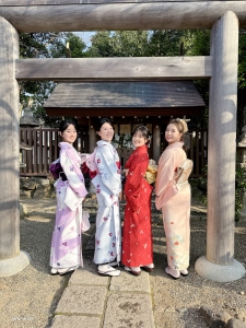 Một cách để hòa mình hoàn toàn vào văn hóa địa phương là mặc trang phục truyền thống. Giữa những ngôi đền, đền thờ và kỳ quan thiên nhiên rực rỡ của Kyoto, các nhạc sĩ của chúng tôi trong bộ kimono thanh lịch hòa quyện hoàn hảo vào thành phố lịch sử này.
