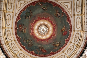 Di Parma, Italia, Shen Yun menghiasi Teatro Regio yang bersejarah, di bawah mahakarya langit-langit karya Giovan Battista Borghesi, yang dilukis pada tahun 1829. Keajaiban artistik ini, mengelilingi lampu gantung seberat 2.400 pon, menambah latar belakang yang menakjubkan pada setiap pertunjukan.