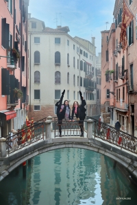 Bị bao phủ bởi sương mù quyến rũ của Venice, Ý, các vũ công của chúng tôi tìm thấy nhịp điệu và sự cân bằng trên cây cầu cổ kính.